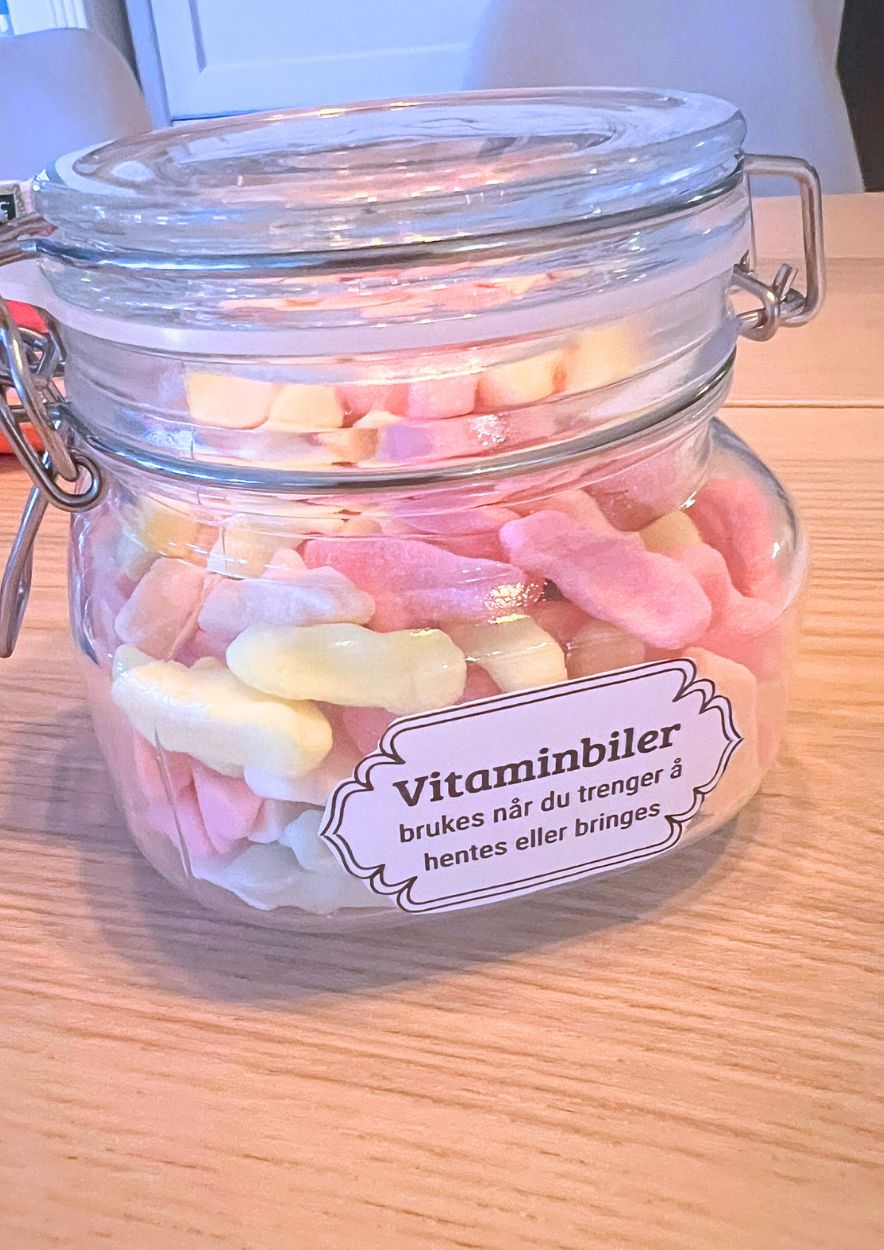 Glasskrukke med godteribiler og vintageetiketten «Vitaminbiler»