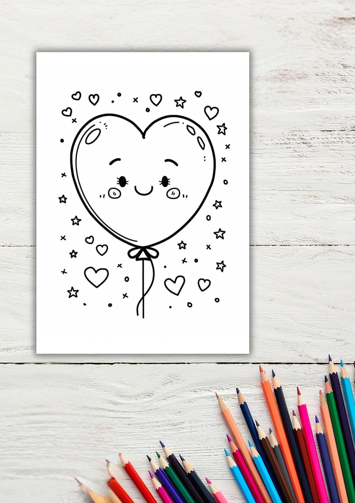 Fargelegge ballonghjerte som smiler fylt med hjerter rundt seg med mange fargestifter på lys bakgrunn.