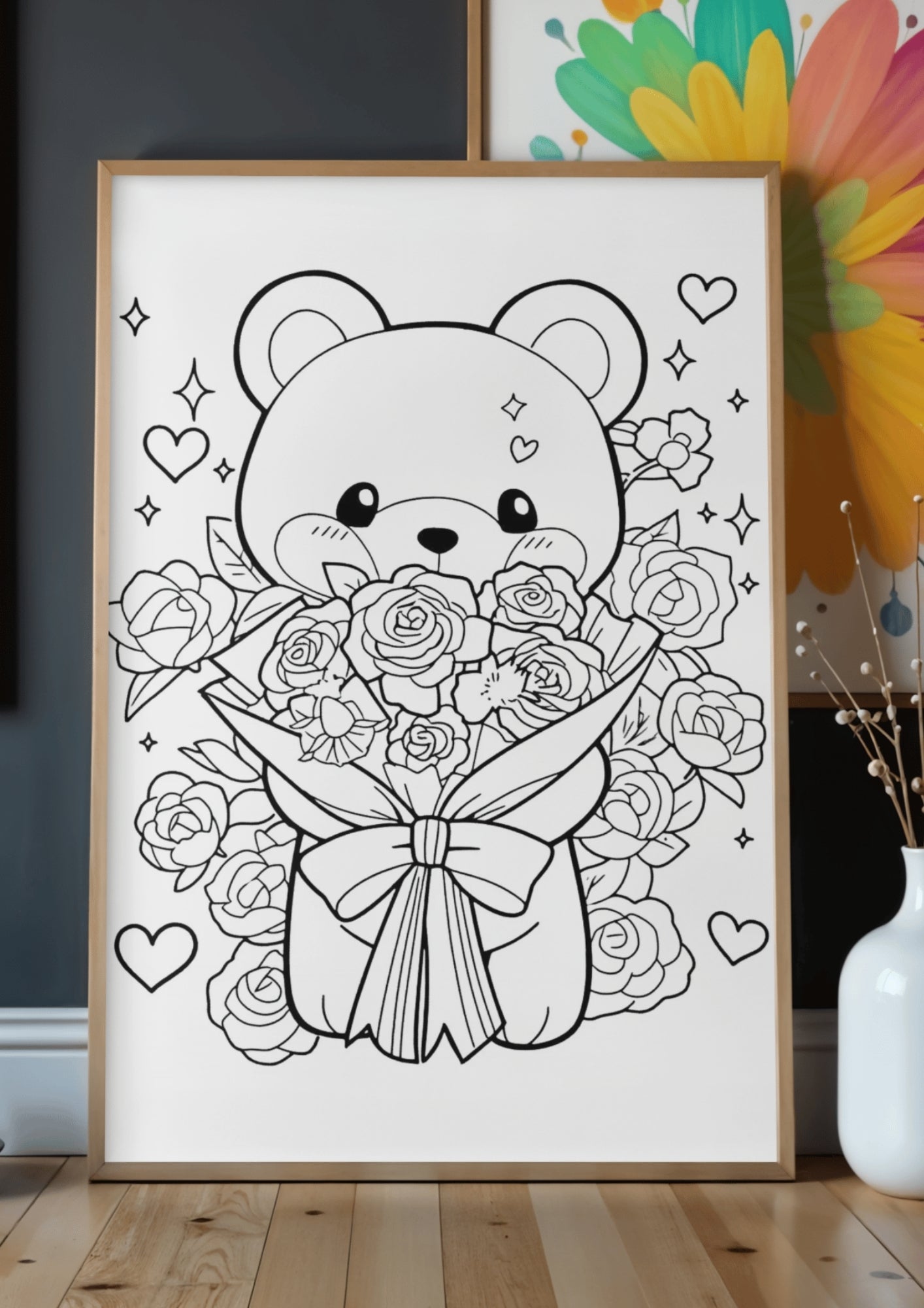 Fargeleggingsside med en søt bamse som holder en stor blomsterbukett med roser, omgitt av hjerter og stjerner – fra valentins fargeleggingsbok med 110 sider