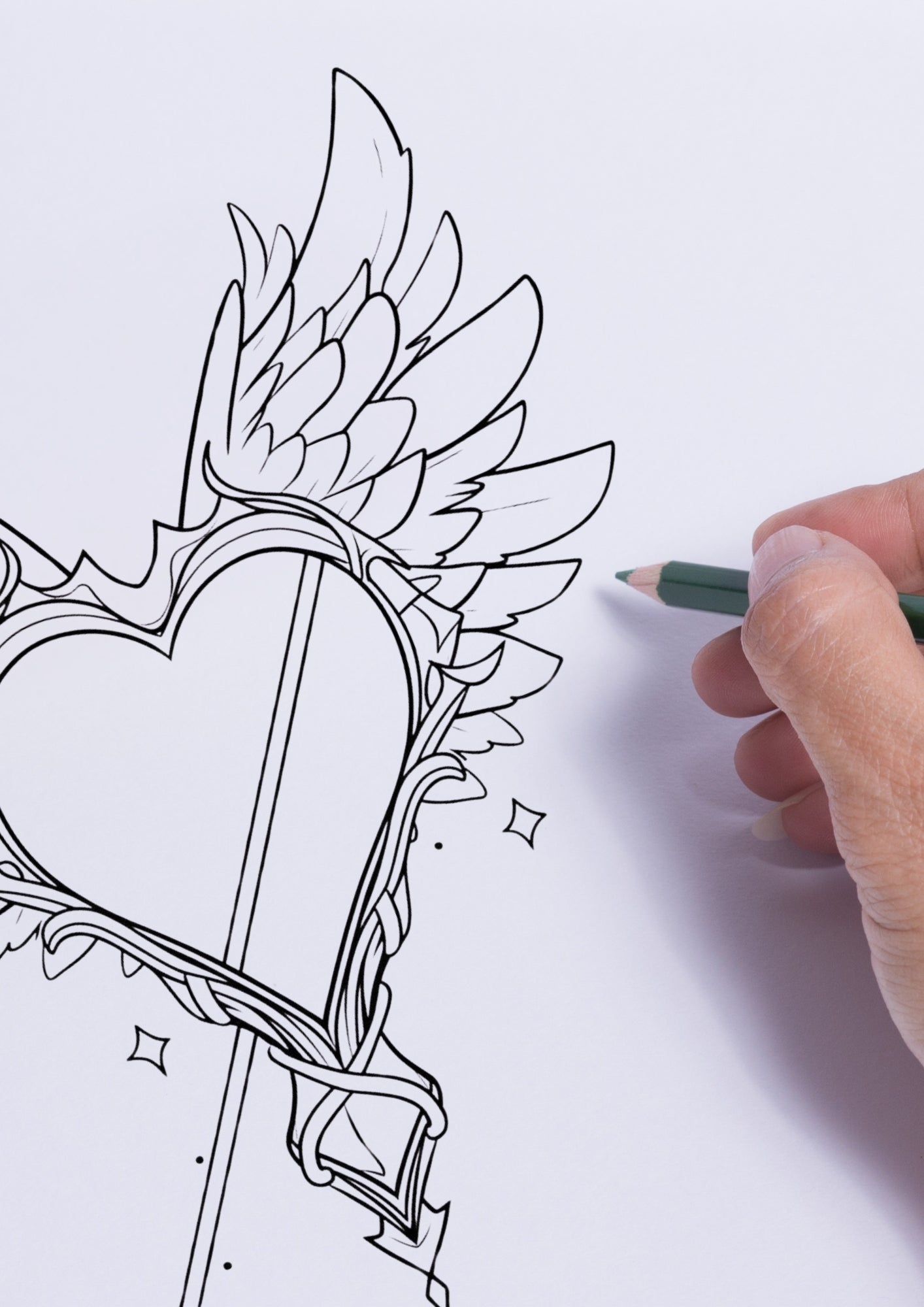 Detaljert fargeleggingsside med et hjerte med vinger og sverd, i elegant tatoveringsstil – nærbilde med grønn fargeblyant