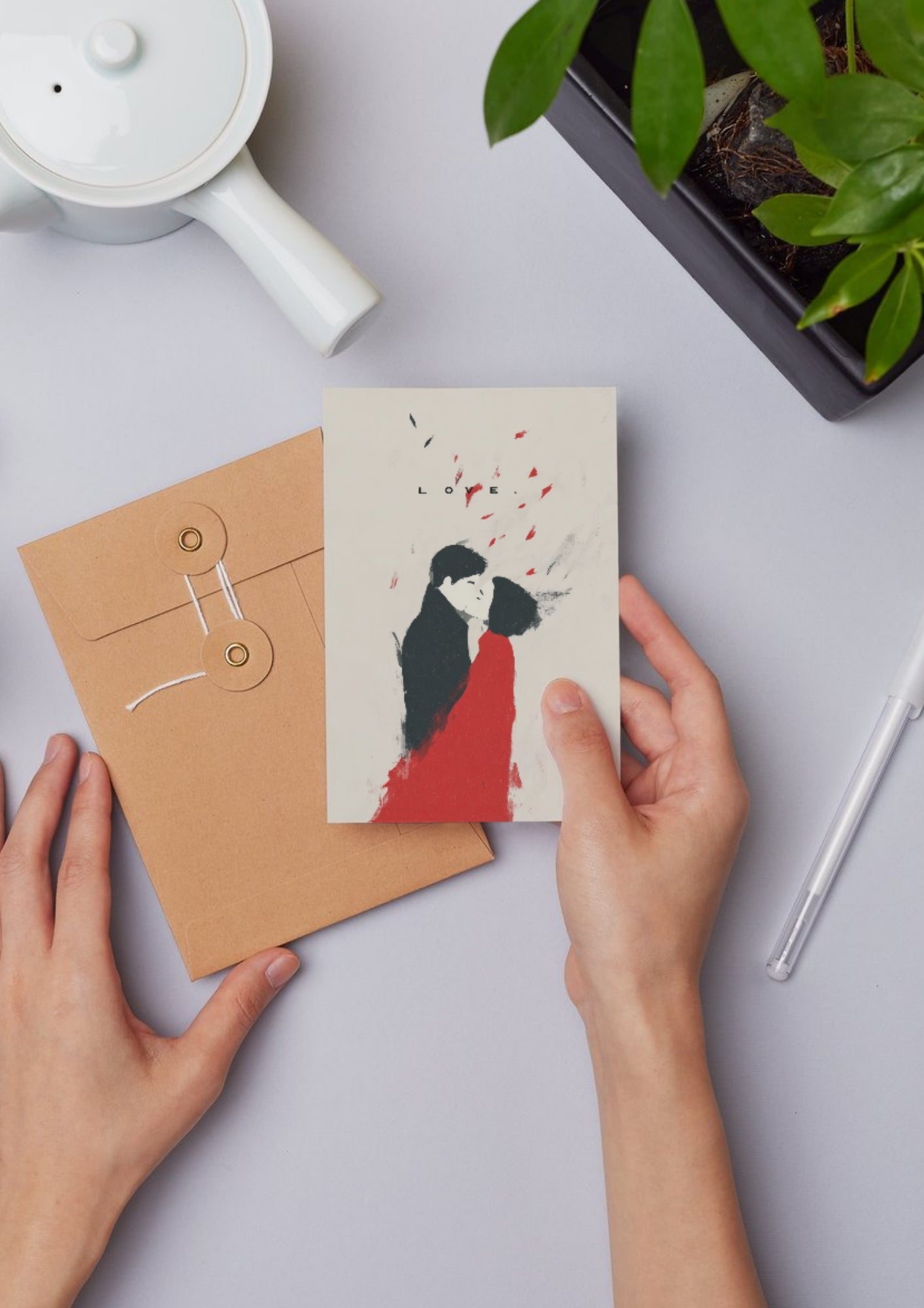 Hender holder LOVE-valentinkort med kraftkonvolutt – minimalistisk illustrasjon av kyssende par – digital utskrift kort fra LilleStjerne