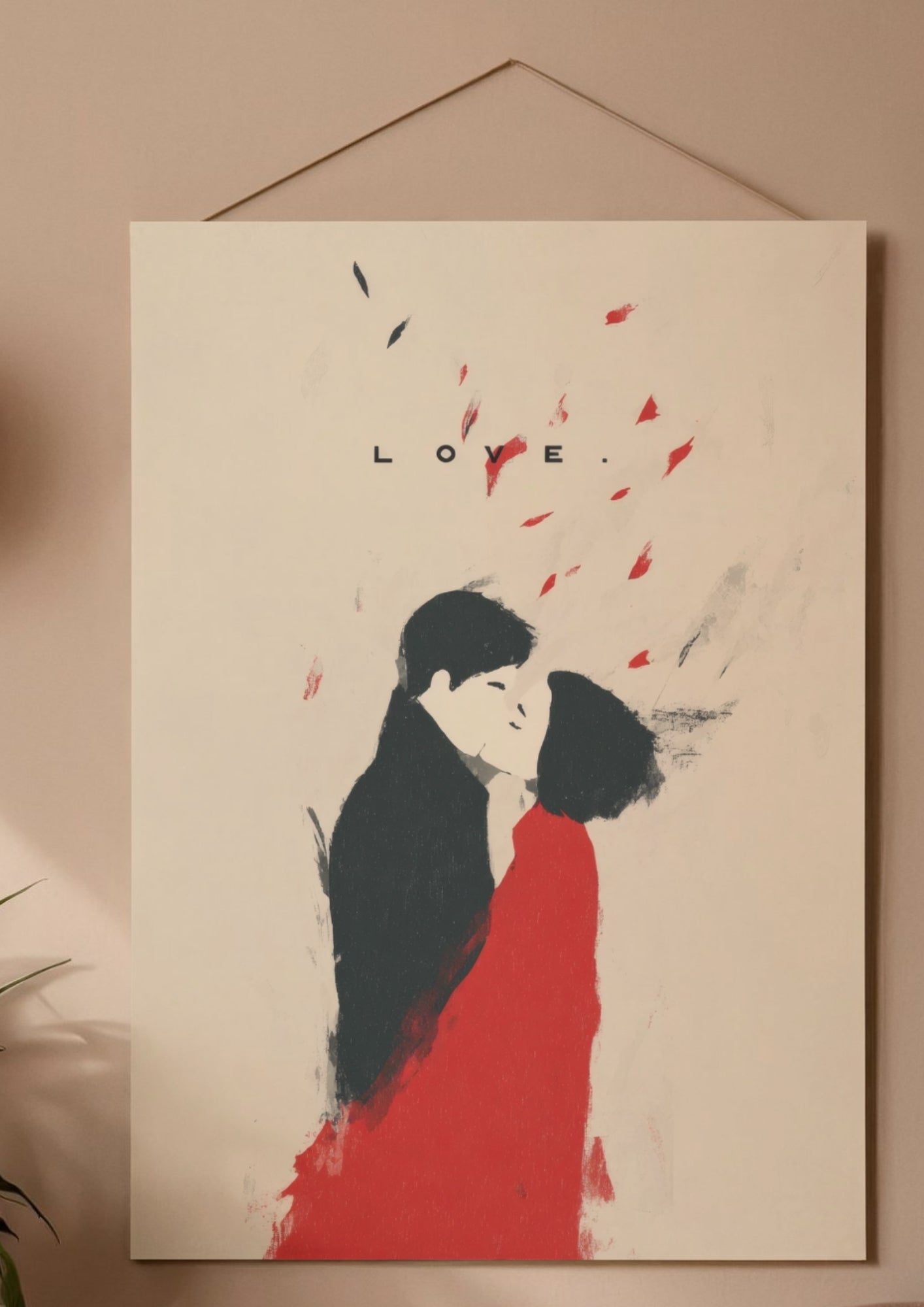 Romantisk kunstplakat med minimalistisk illustrasjon av kyssende par i rødt og sort, hengt opp på beige vegg – digital veggkunst fra LilleStjerne