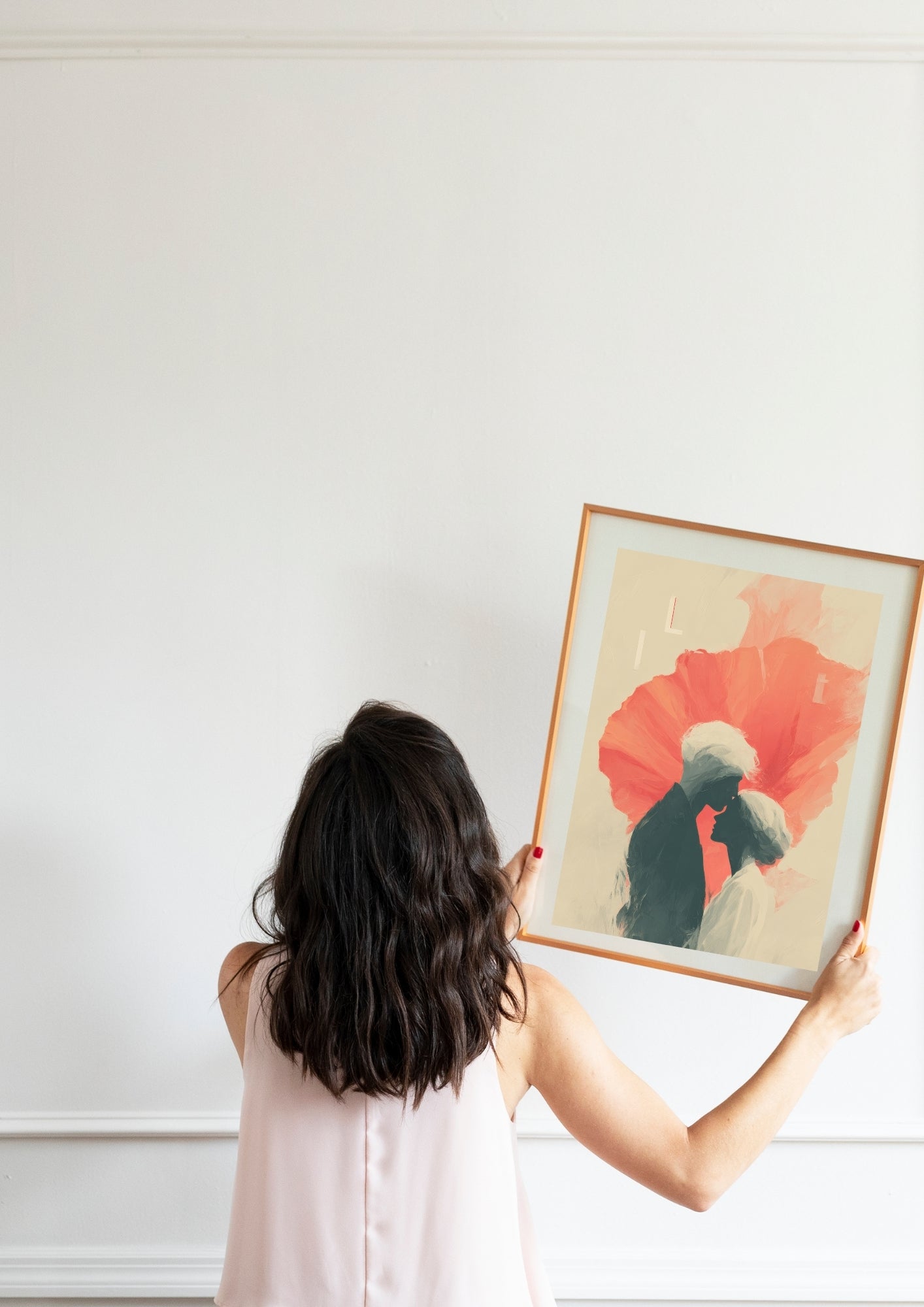 Kvinne henger opp romantisk LOVE-kunstplakat med silhuett av par og rød blomst i kobberramme – digital veggkunst fra LilleStjerne