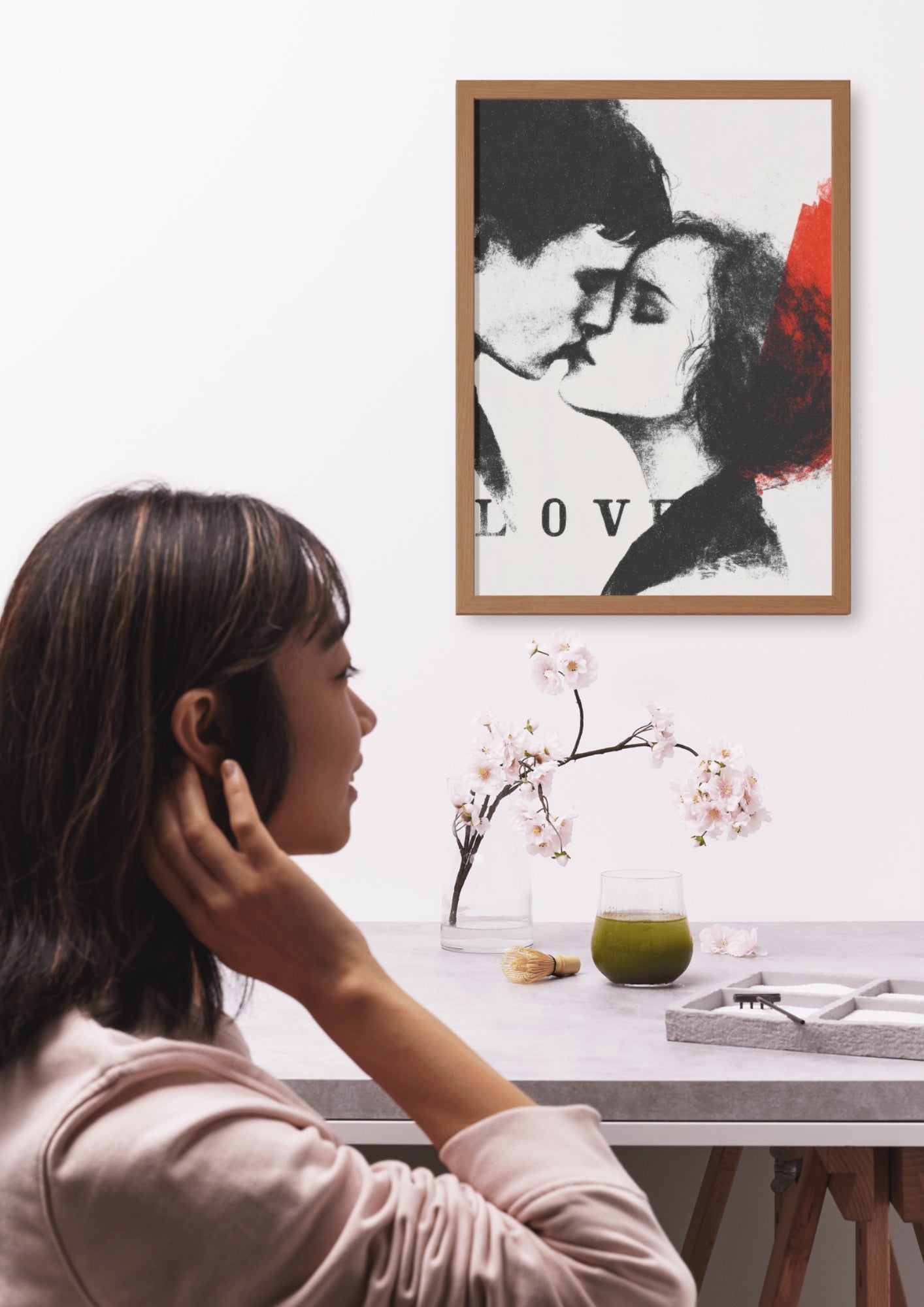 LOVE kunstplakat i treramme over spisebord – sort-hvitt illustrasjon av kyssende par med rødt aksentfarge – digital utskrift veggkunst