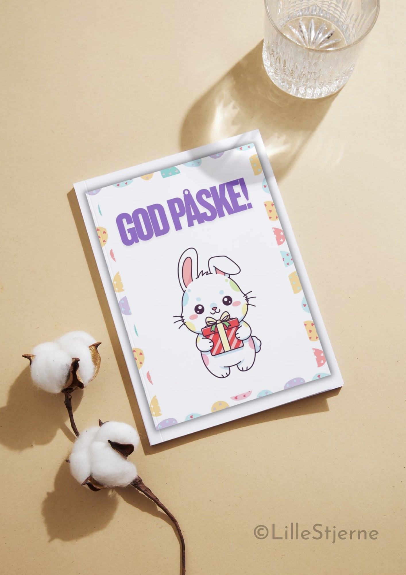 Påskejakt for barn – norsk printable med brev fra påskeharen, vist i hvit ramme på beige bakgrunn med bomullsblomster